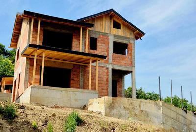 Casa individuala de vanzare la marginea padurii