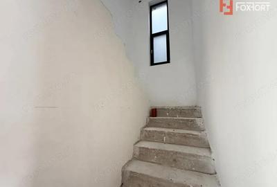 Casă cu 5 camere cu Teren 300 Mp în Săcălaz