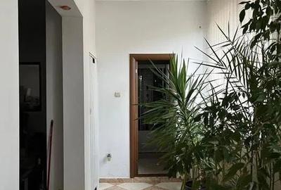 Casă cu 4 camere în Tineretului