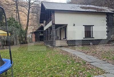 Casă cu 7 camere cu Teren 1500 Mp în Central - 11