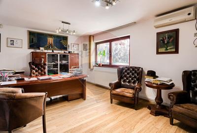 Apartament cu 4 camere decomandat, mobilat în Intim