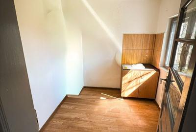 Casă cu 4 camere în Central - 1