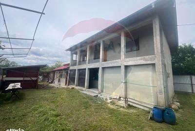 Casă cu 4 camere în Bogza - 12