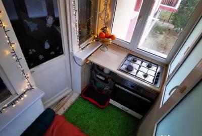 Apartament cu 3 camere semidecomandat în Rovine