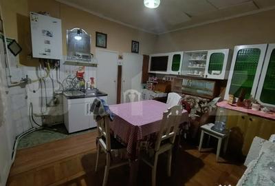 Casă cu 4 camere cu Teren 1000 Mp în Central - 1