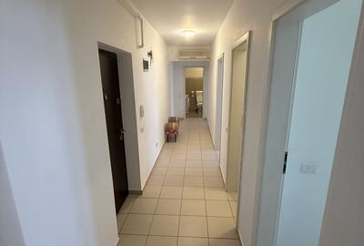 Apartament cu 3 camere decomandat în Metalurgiei