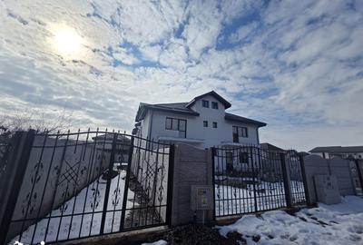 Casă cu 4 camere cu Teren 200 Mp în Central
