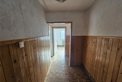 Apartament cu 3 camere semidecomandat în Micro I - 6