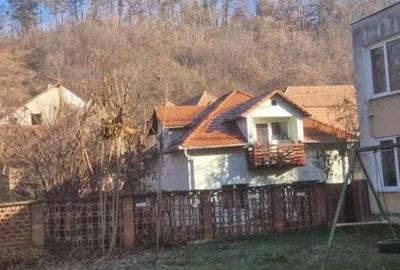 Casă cu 4 camere cu Teren 200 Mp în Central - 1