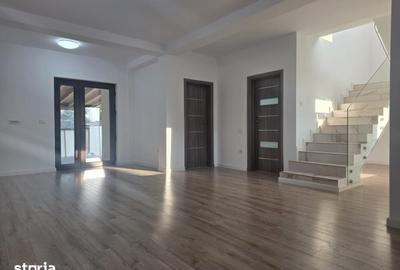 Casă cu 5 camere cu Teren 220 Mp în Tunari