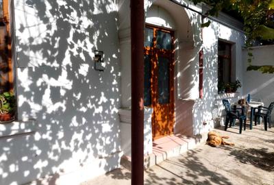 Casă cu 3 camere cu Canalizare în Central - 1