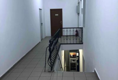 Spațiu comercial, de 250 mp, în Central - 4