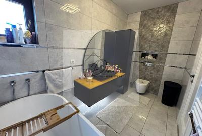 Casă individuală cu 6 camere cu Canalizare în Central - 18