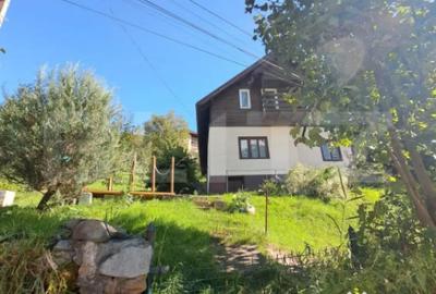 Casă cu 4 camere cu Teren 1209 Mp în Moieciu - 1