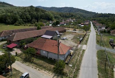 Casă cu 3 camere cu Teren 1656 Mp în Dezna - 8
