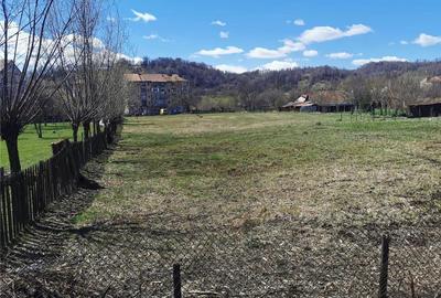 Teren de 5280 mp, în Petros - 1
