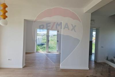 Casa / Vila - 132,5 mp  , teren - 264 mp  / zona Carcea - 8