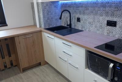 Apartament cu 4 camere semidecomandat, mobilat în Unirii