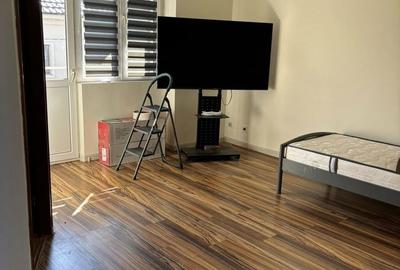 Casă cu 9 camere cu Teren 250 Mp în Iorga - 2