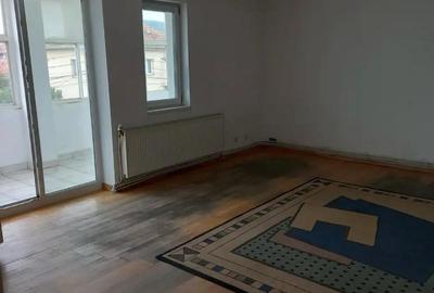 Apartament cu 3 camere decomandat în Central - 1