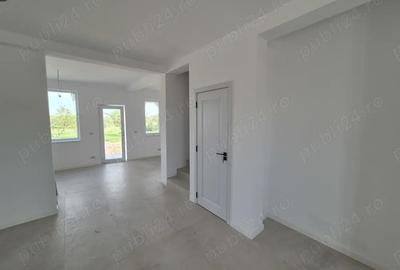 Casă cu 4 camere cu Teren 300 Mp în Central - 2