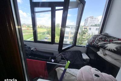 Apartament cu 2 camere semidecomandat în Podu Roș