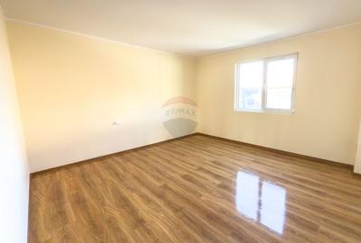 Casă cu 8 camere cu Teren 440 Mp în Central - 9