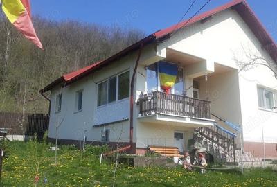 Casă cu 4 camere cu Teren 670 Mp în Topoloveni - 1