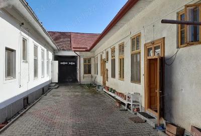 Casă individuală cu 5 camere cu Canalizare în Central - 1