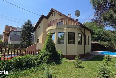 Casă cu 9 camere cu Teren 540 Mp în Central