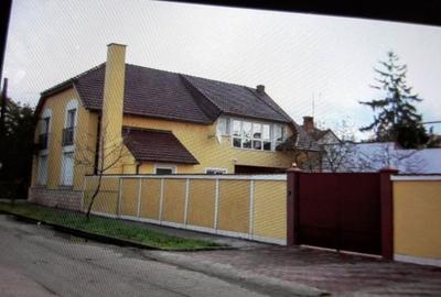 Casă cu 4 camere decomandat în Central