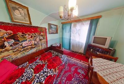 Apartament cu 3 camere de vanzare, strada 1 mai - 3