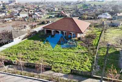 Vila LA ROSU in MAHMUDIA - DELTA DUNARII, teren 1376MP - 2