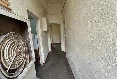 Vand spatiu comercial,actualmente POSTA din Chisineu Cris, din centru. - 9