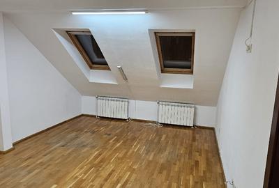 Închiriem birou in centrul Timisoarei 45mp-parter-360€ 48mp-mansardă înaltă-330€ - 15