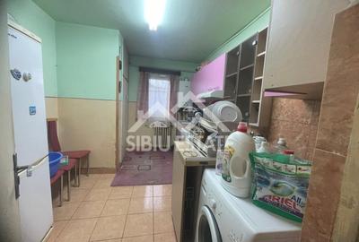 Apartament de vanzare cu 3 camere, decomandat,  2 balcoane, pivnita - 2