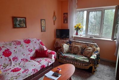 Vand 3 camere decomandat si garaj