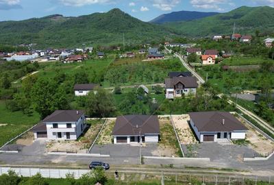 Casă individuală cu 6 camere cu Teren 892 Mp în Est - 2