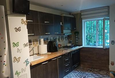Apartament cu 3 camere decomandat în Rahova - 2