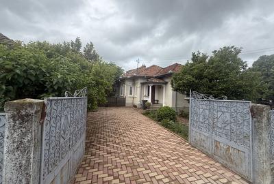 Casă cu 4 camere în Coțofenii din Față