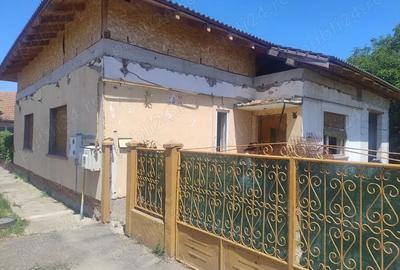 Casă cu 3 camere cu Teren 2860 Mp în Central - 2