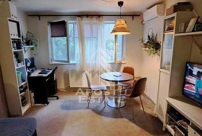 Apartament cu 3 camere, semidecomandat, etaj intermediar,...
