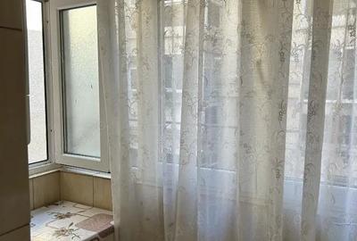 Inchiriez ap. 3 camere zona centrala din 01.12.2025 - 10