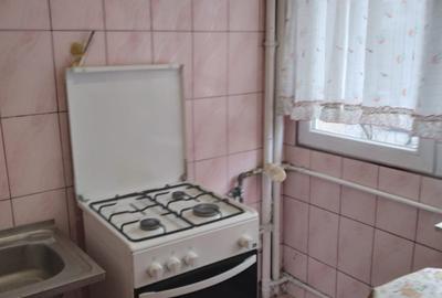 Dristor, garsoniera langa metrou , 300 euro, etaj 1 - 4