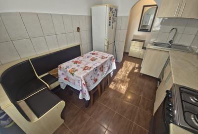 Apartament cu 2 camere semidecomandat, mobilat în Poarta 6 - 4