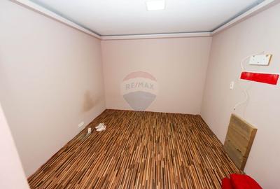 Vanzare casa 3 camere,  Piata 16 Februarie - 12