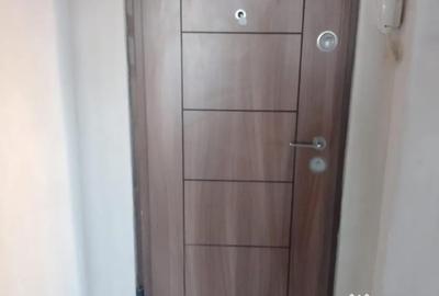 Apartament cu 3 camere semidecomandat în Viziru 3