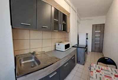 PACURARI la bulevard (vis-a-vis de BCR),proprietar,inchiriez apartament cu 1 camera, decomandat. - 3