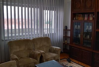 De închiriat ap 3 camere - 1