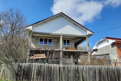 Casă cu 5 camere în Central